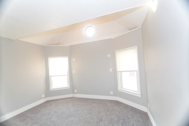 Building Photo - Spacious 4 Bed, 1.5 Bath Home with Central...