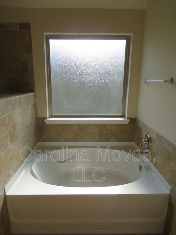 Building Photo - 206 Heatherwood Ln