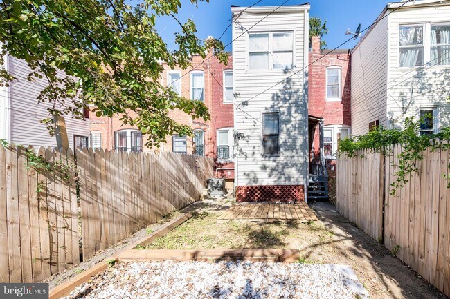 Building Photo - 3317 W Garrison Ave