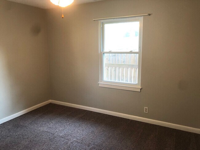 Building Photo - 3-Bedroom Home in a Charming Neighborhood!