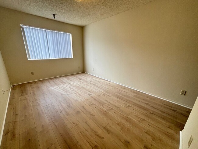 Building Photo - 10241 Commerce Ave