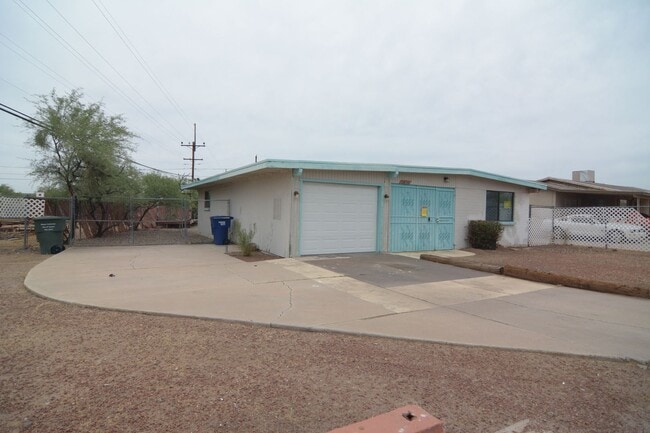 Building Photo - Charming 4 Bedroom 2 Bath House! South Tucson Location! Close to the 1-19!