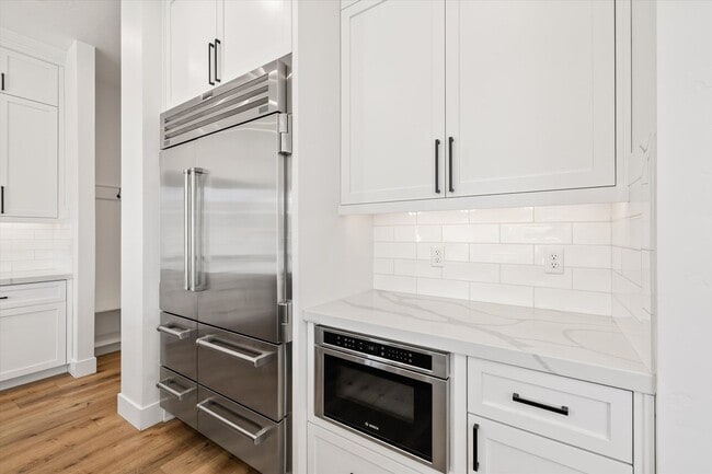 Building Photo - Luxury 5-Bed + Bonus + RV Garage Home for ...