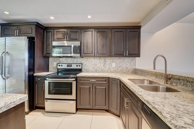 Building Photo - 18 Royal Palm Way