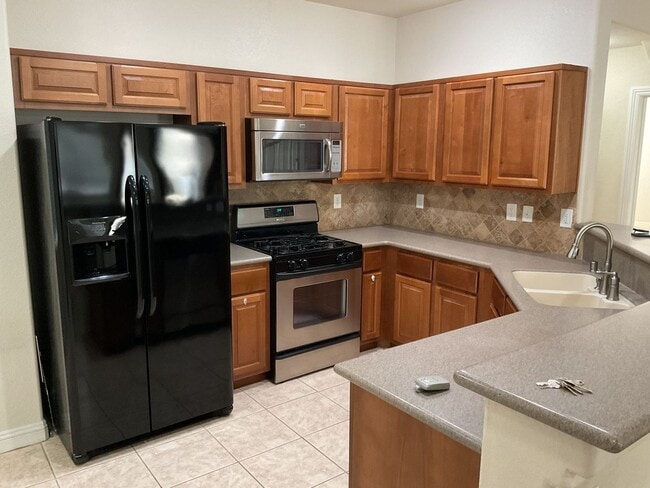 Building Photo - Beautiful 3-Bedroom Townhome in Gated Henderson Community!