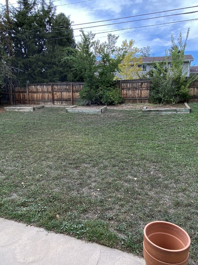Building Photo - Don't miss out on this 5 bed 2.5 bath hous...