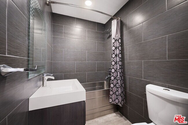 Building Photo - 8657 Valley Flores Dr