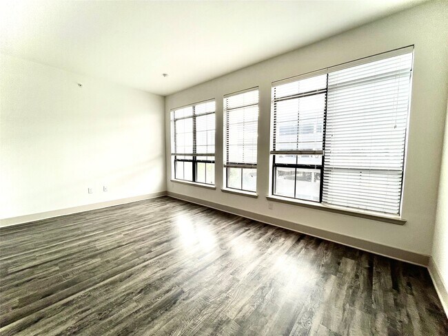 Building Photo - 2222 Smith St