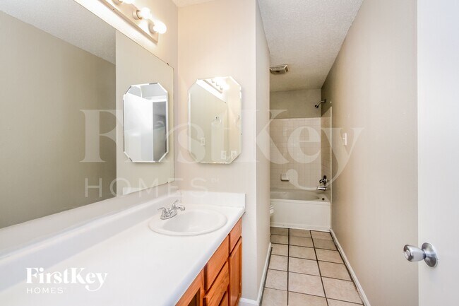Building Photo - 1229 Kenwood Dr