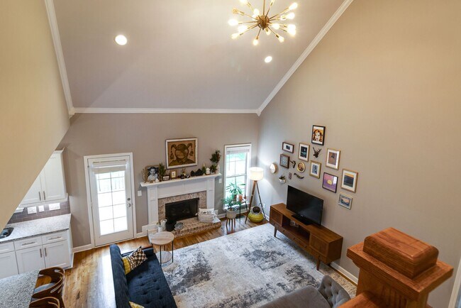 Building Photo - 4 Bedroom, 3 Bath Home w/ Backyard and 2 Car Garage