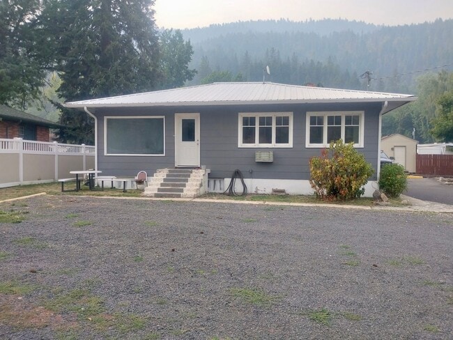 Building Photo - Charming Two-bedroom, One-bathroom home in Orofino, Idaho
