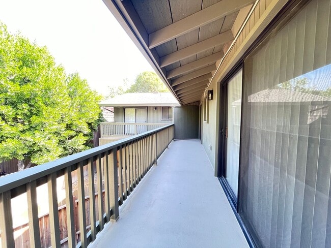 Building Photo - 6531 Lake Park Dr