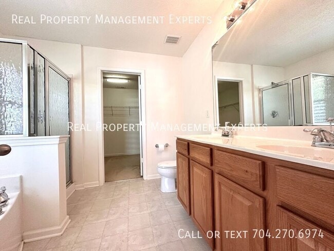 Building Photo - 10834 Glenluce Ave