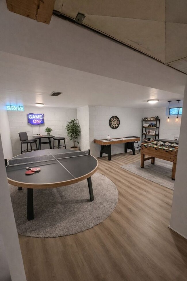 Building Photo - AVAILABLE NOW! - 2 Bed 1 Bath Home! Get 1/2 Off Your First Months Rent!