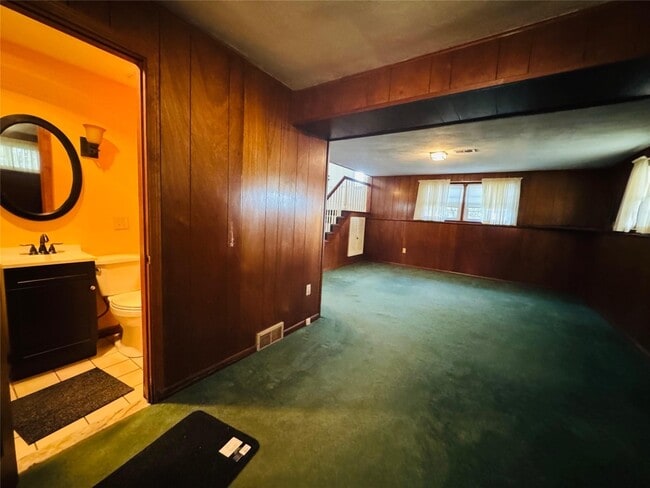 Building Photo - 2715 Manhattan Dr