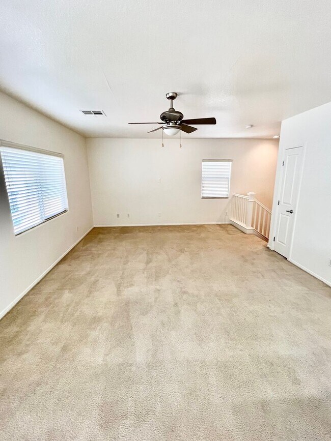 Building Photo - 3bd 3bth Gated