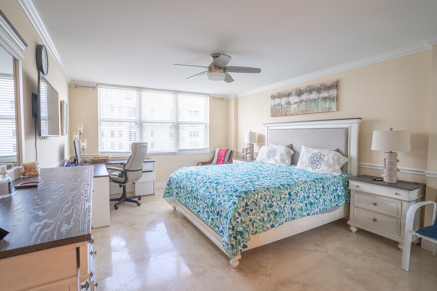Building Photo - 1149 Hillsboro Mile