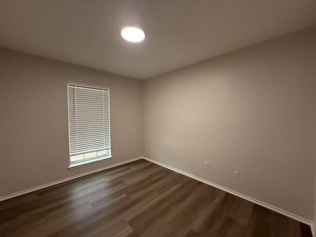 Building Photo - 1106 Oakwood Dr
