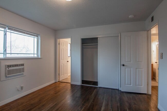 Building Photo - South Redding Duplex with Many Perks!
