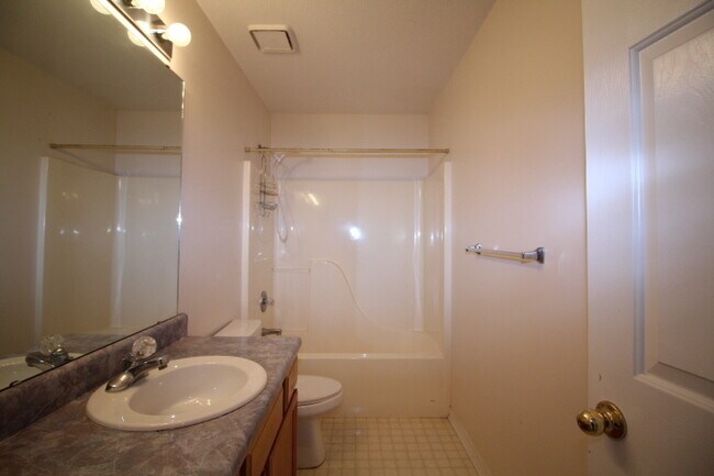 Building Photo - Spacious 3 Bedroom Townhouse Near Hurlburt...