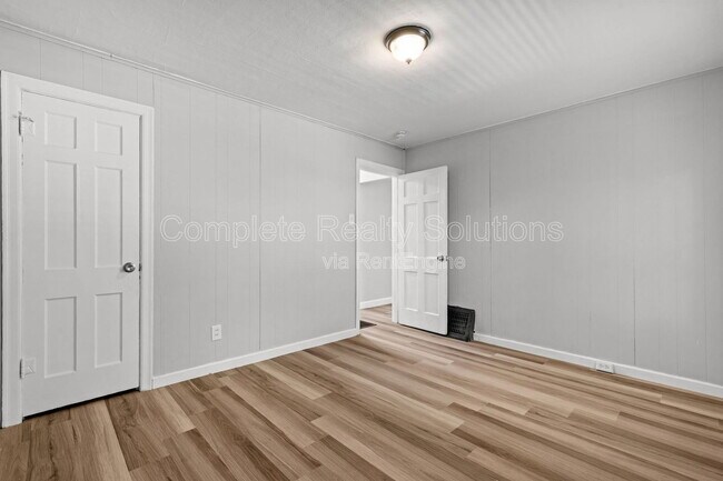 Building Photo - 7120 Greenhaven Dr