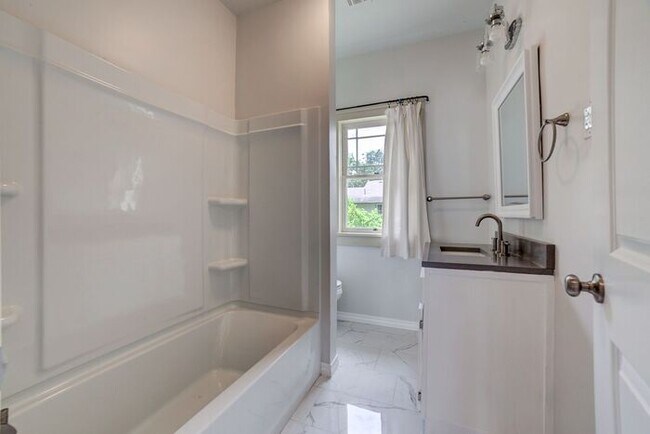 Building Photo - 2/1 Bright and Cheery Home Right Off Downtown!