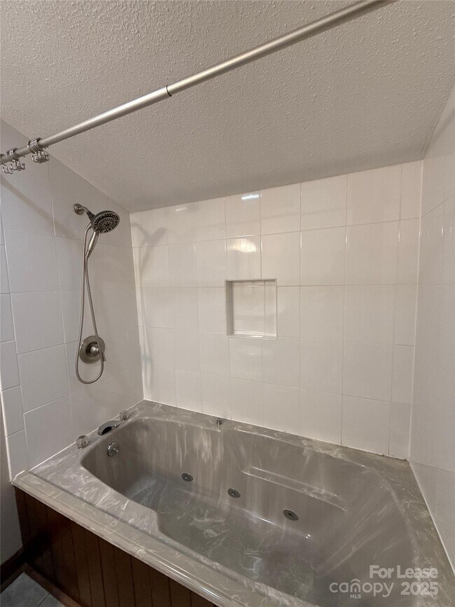 Building Photo - 217 Raintree Dr