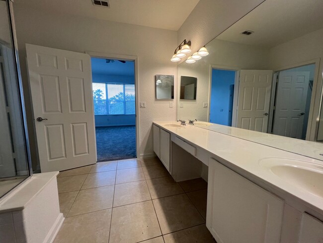 Building Photo - Beautiful 3 Bed 2 Bath with a Den Gated Co...