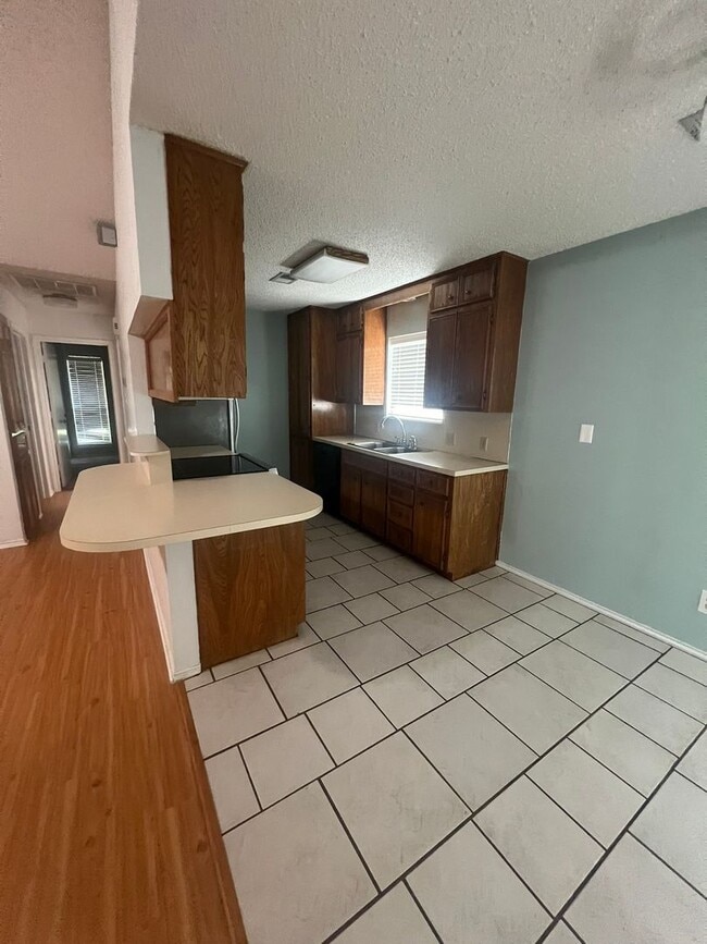 Building Photo - Very Nice 3 Bedroom