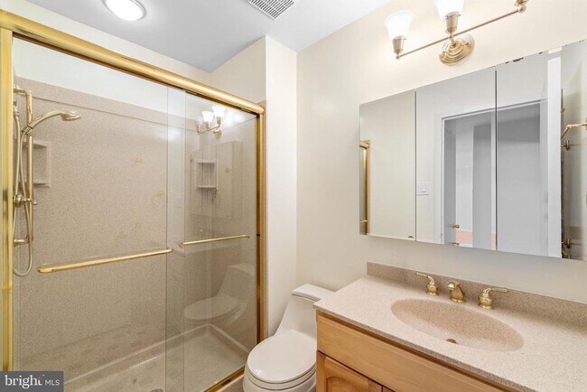 Building Photo - 1640 Oakwood Dr