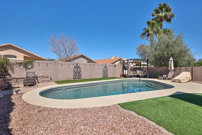 Building Photo - 3236 E Hiddenview Dr