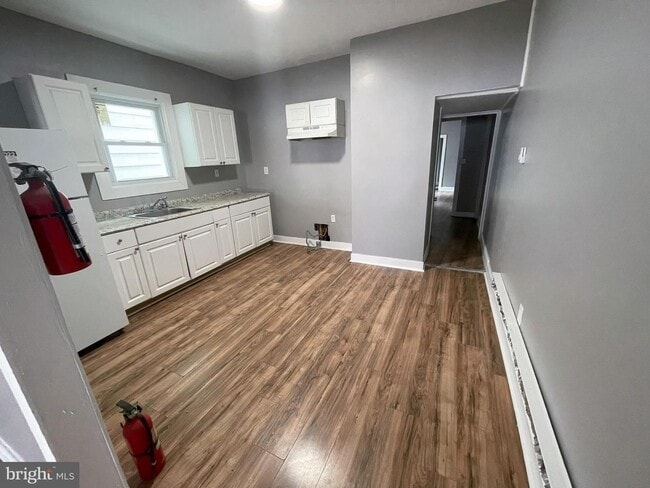 Building Photo - 3 Bedroom 1.5 Bathroom Home.