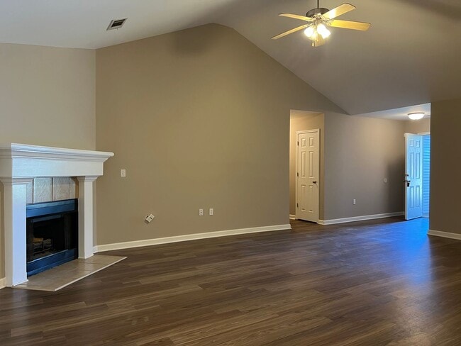 Building Photo - 321 Autumn Dr