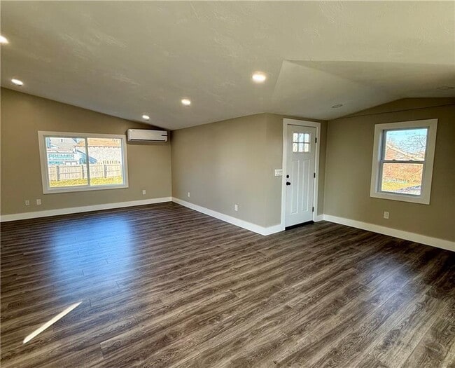 Building Photo - 28 Kitchener St