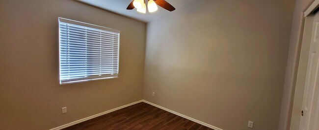 Building Photo - Lovely Corner Lot Home In South Phoenix!!!