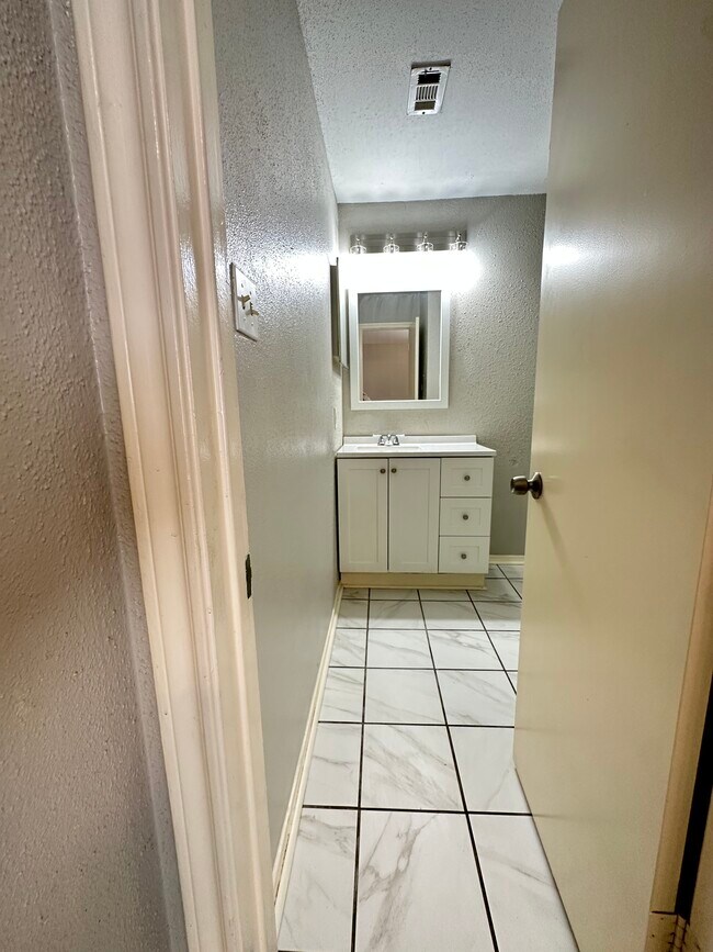 Building Photo - 14550 Fonmeadow Dr