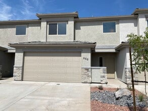 Building Photo - Newer- Red Mountain Vista Town Home