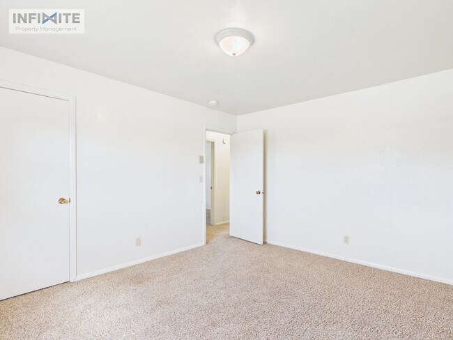 Building Photo - 3 Bedroom off East Valley Center!