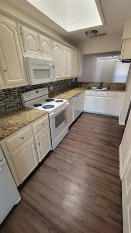 Building Photo - 8881 Thompson Cir
