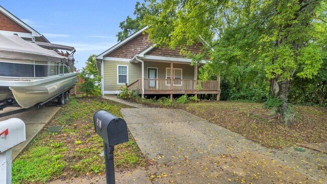 Building Photo - Nestled between Southside & St. Elmo - 3 b...