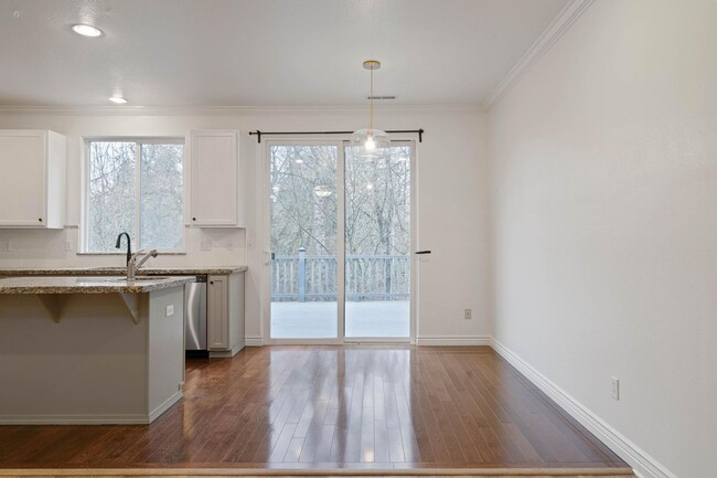 Building Photo - Spacious 3-bdr/2-bath Beaverton townhome—C...