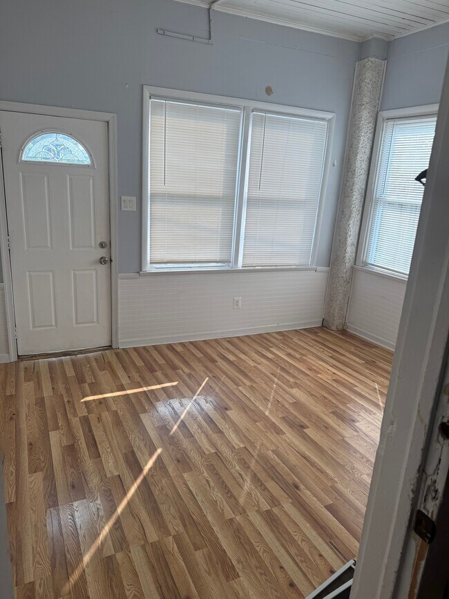 Building Photo - 342 Wood St
