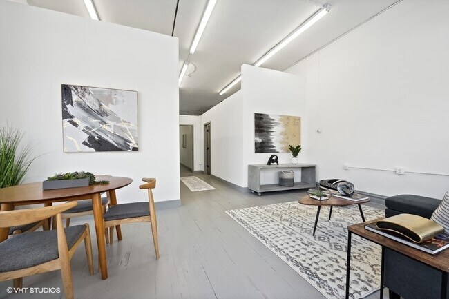 Building Photo - 3035 W George St