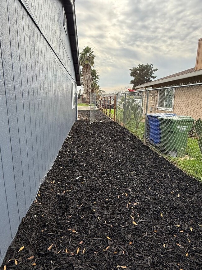 Building Photo - Beautifully Remodeled Duplex in Galt, CA