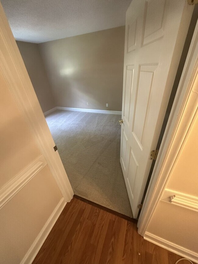 Building Photo - 2 bedroom 2 bath unit- Close to tanglewood!