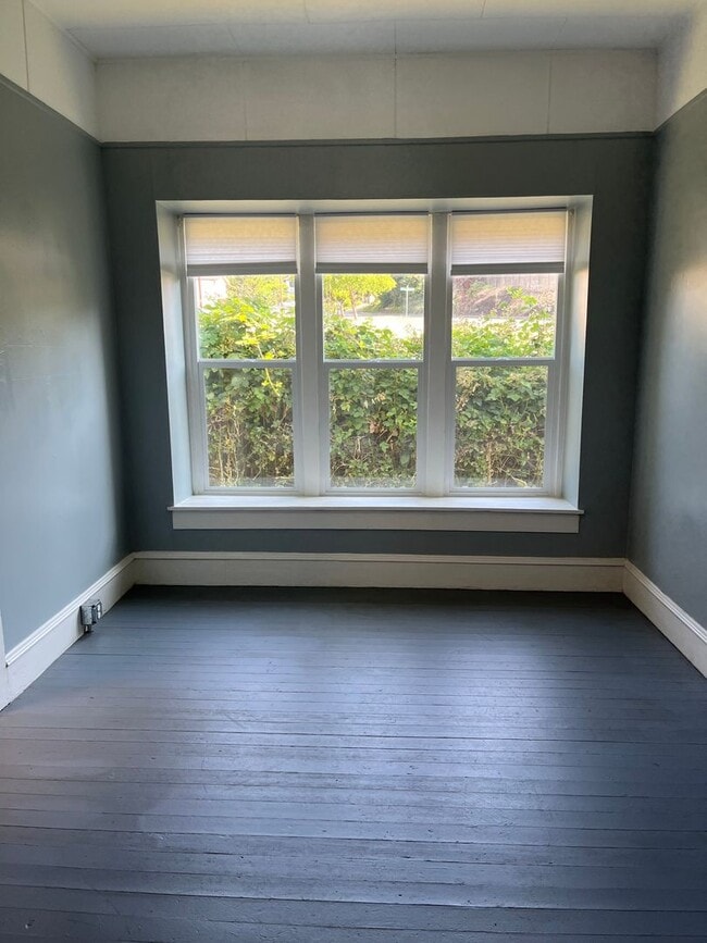 Building Photo - Cute and clean 2 Bedroom 1 Bathroom home in the heart of Roseburg.