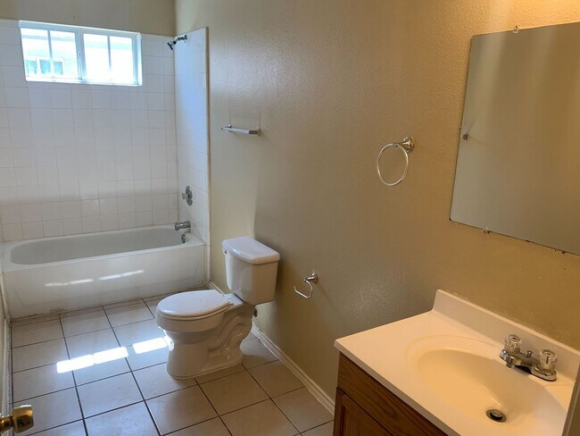 Building Photo - Charming 3-Bed, 2-Bath Home with Fenced Ya...