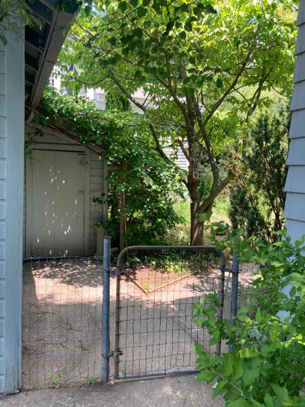 Building Photo - 47 Florence St