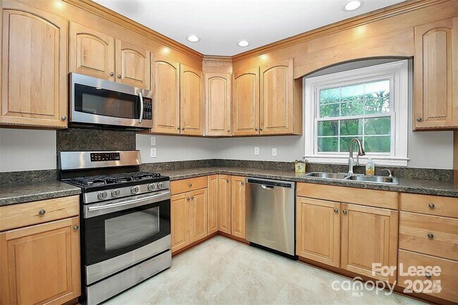Building Photo - 6908 Lancer Dr