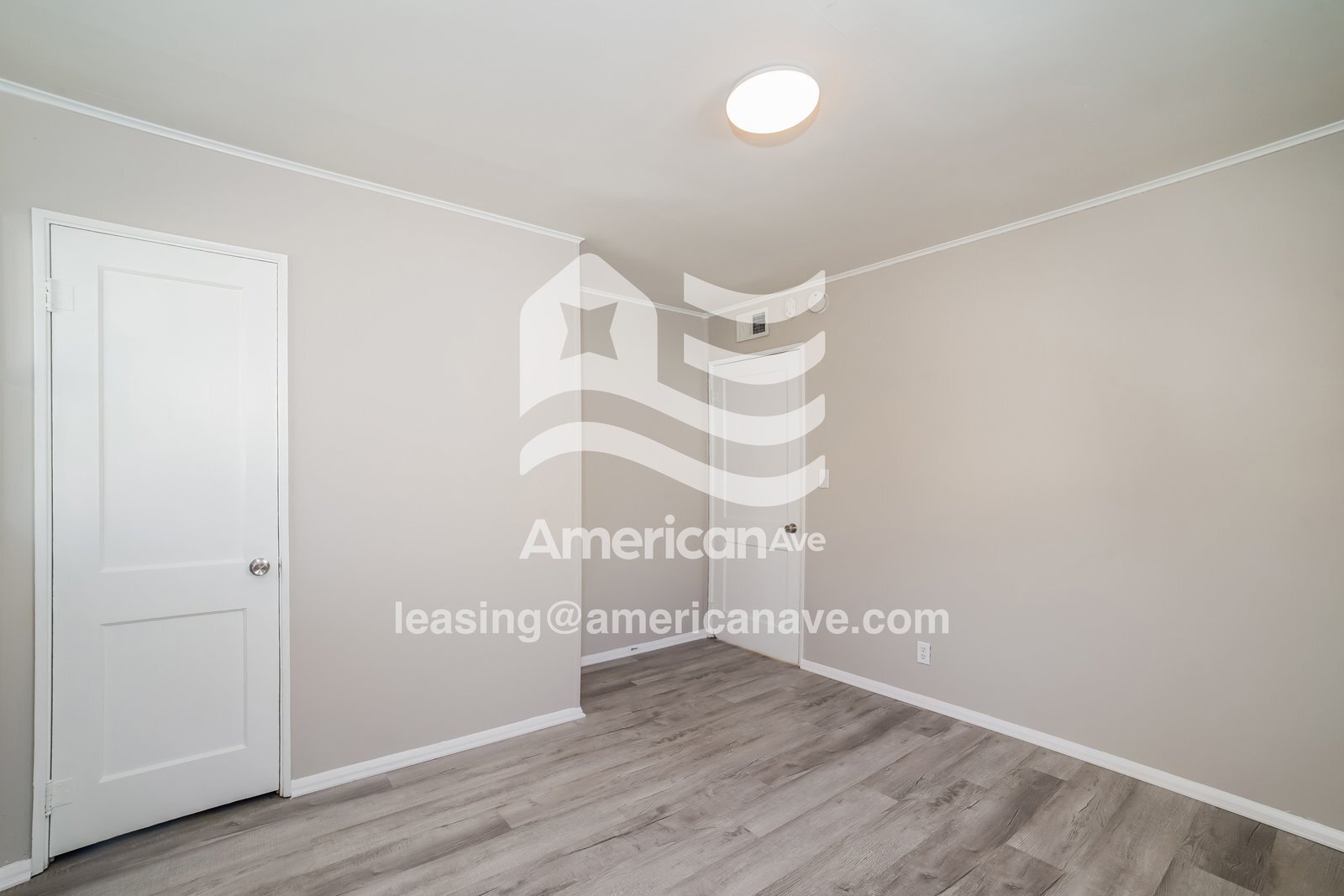 Building Photo - 823 W Bartlett Ct